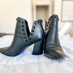 Black High-Heeled Ankle Boots with Chunky Heel